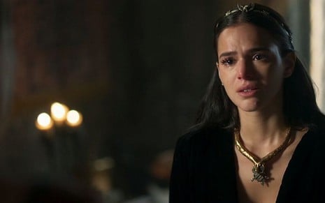 Bruna Marquezine (Catarina) em cena de Deus Salve o Rei; vilã desmaiará nos braços do novo rei - Reprodução/TV Globo