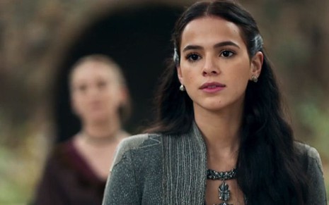 Bruna Marquezine (Catarina) em cena de Deus Salve o Rei; rainha má planejará eliminar a inimiga - Reprodução/TV Globo
