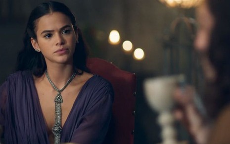 Bruna Marquezine (Catarina) em cena de Deus Salve o Rei; rainha tentará mandar inimiga para a cadeia - Reprodução/TV Globo
