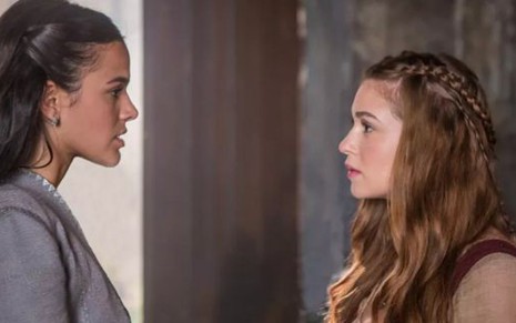Catarina (Bruna Marquezine) e Amália (Marina Ruy Barbosa) terão novo embate na trama - Reprodução/TV Globo