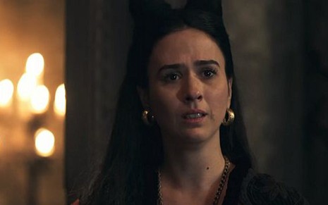Lucrécia (Tatá Werneck) vai dar vexame no castelo de Artena em cena de Deus Salve o Rei - Reprodução/TV Globo