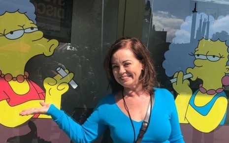 Élida L'Astorina em frente a personagens do desenho Os Simpsons, que já contou com sua voz - REPRODUÇÃO/INSTAGRAM