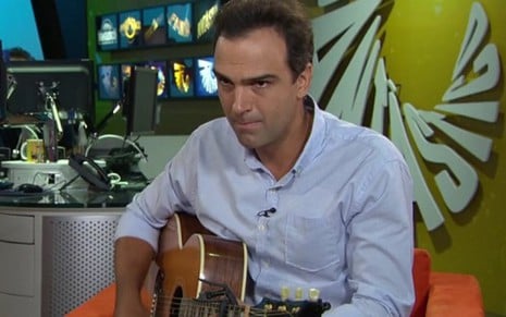 O apresentador Tadeu Schmidt mostrou habilidades ao violão no Fantástico de domingo (6) - Reprodução/Globo