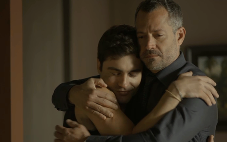 O ator Guilherme Leicam abraça Malvino Salvador em cena da novela das nove, na qual ambos formam um casal