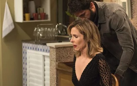 Rael (Rafael Queiroz) amarra Lyris (Deborah Evelyn) em uma cadeira em A Dona do Pedaço, da Globo