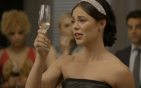 A atriz Paolla Oliveira em cena da novela das nove da Globo durante brinde do casamento de sua personagem