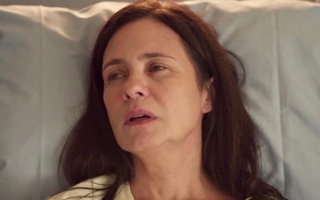 A atriz Adriana Esteves em cena como Thelma em Amor de Mãe, novela na qual faz uma mulher que está doente
