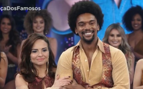Luiza Tomé e Marcos Lobo no palco do programa Domingão do Faustão, recebendo as notas da apresentação na Danças dos Famosos
