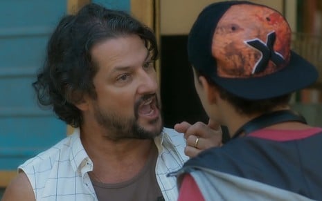Nicolau (Marcelo Serrado) vai se surpreender com a reação do filho em O Sétimo Guardião - Reprodução/TV Globo