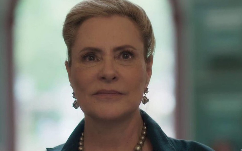 Mirtes (Elizabeth Savala) em cena da novela das nove; beata condenará homem usando calcinha - Reprodução/TV Globo