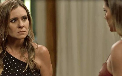 Laureta (Adriana Esteves) e Karola (Deborah Secco) se confrontam em Segundo Sol: mãe e filha? - Reprodução/TV Globo