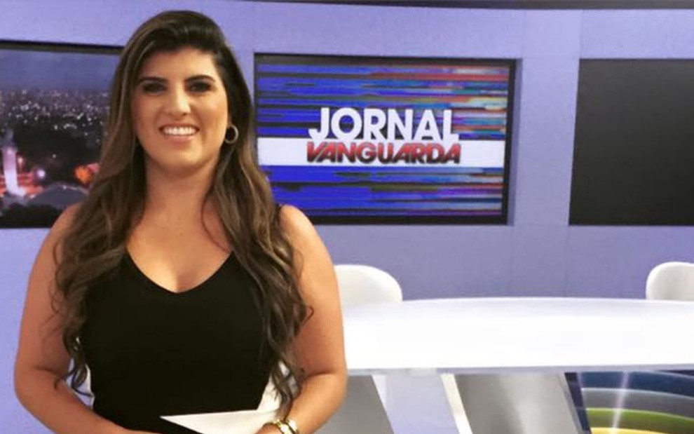 Michelle Sampaio no estúdio do Jornal Vanguarda, telejornal local que corresponde ao SP2 - Reprodução/Facebook