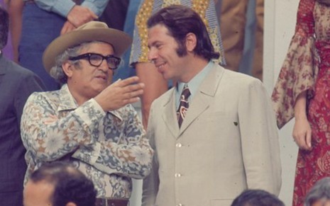 Chacrinha e Silvio Santos fizeram parte do coro de artistas que cantou Um Novo Tempo em 1971 - Reprodução/TV Globo