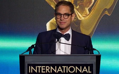 O produtor Greg Berlanti no International Emmy Founders Award, realizado na cidade de Nova York, em 2018