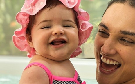 Bella Loreto de touquinha e maiô com a mãe, Débora Nascimento, em piscina; atriz revela mudanças após maternidade - REPRODUÇÃO/INSTAGRAM