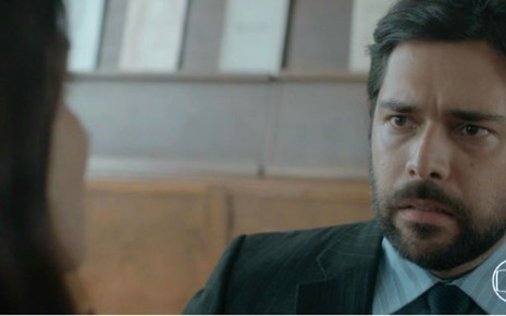 O ator Jiddu Pinheiro interpreta um advogado em 13 Dias Longe do Sol, série da Globo - Reprodução/Globo