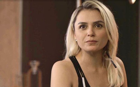 A atriz Monica Iozzi caracterizada como a Kim de A Dona do Pedaço, novela das nove da Globo
