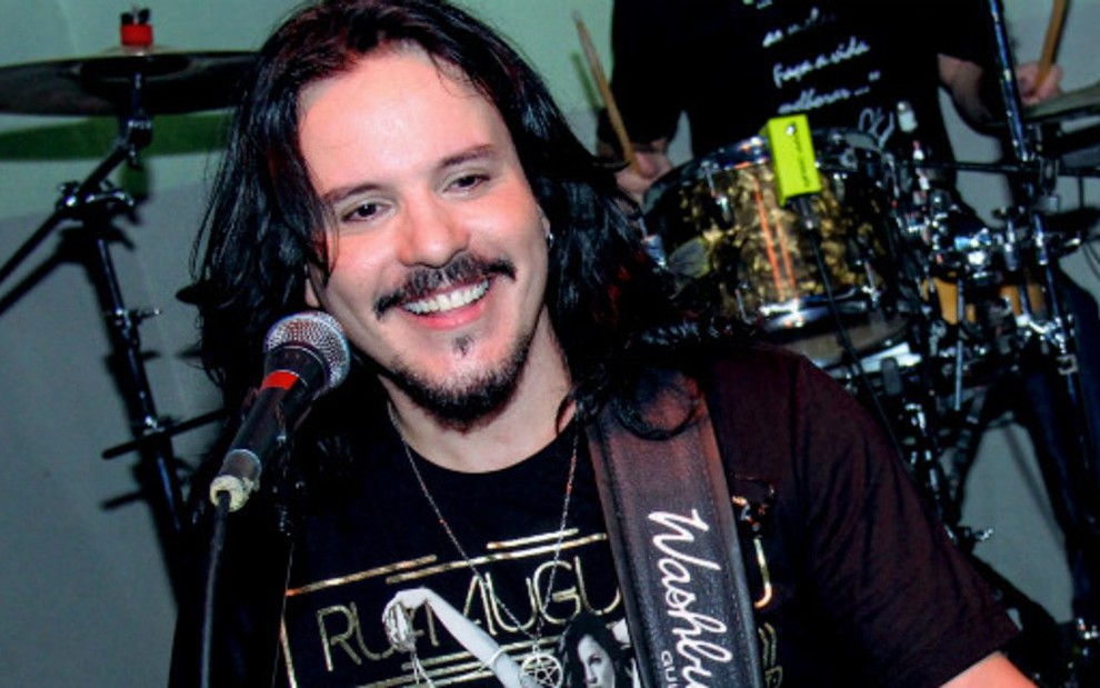 Luciano Nassyn, ex-Trem da Alegria, no palco de um de seus shows de pop rock - Divulgação