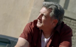 Jorge (Eduardo Galvão) na cena em que percebe que seu carro está amassado em Malhação - Reprodução/TV Globo