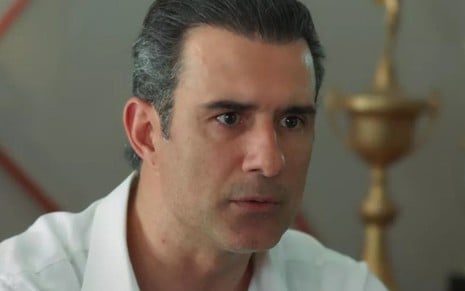 Marcos Pasquim (Ricardo) em Malhação; ex-jogador se irritará com rivalidade das filhas - Reprodução/TV Globo