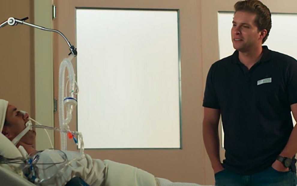 Caio (Thiago Fragoso) ameaça Ricardo (Marcos Pasquim) no hospital em cena de Malhação - Reprodução/TV Globo