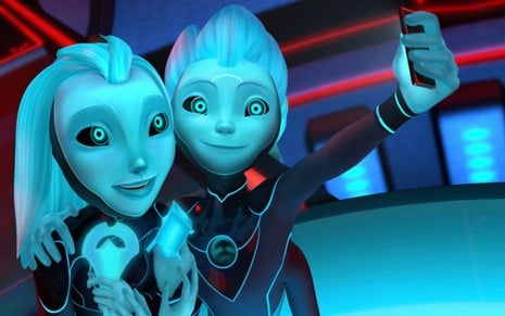 Os personagens Aja e Krel tiram selfie em cena de Os 3 Lá Embaixo, nova animação da Netflix - Fotos: Divulgação/Netflix