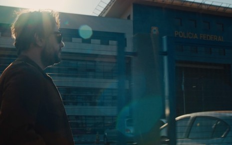 O ator Selton Mello (Marco Ruffo) em frente ao prédio da Polícia Federal em cena de O Mecanismo - Fotos: Reprodução/Netflix
