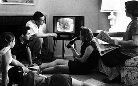 Família assiste televisão nos primórdios do veículo: uma mídia que precisa ser repensada - Reprodução