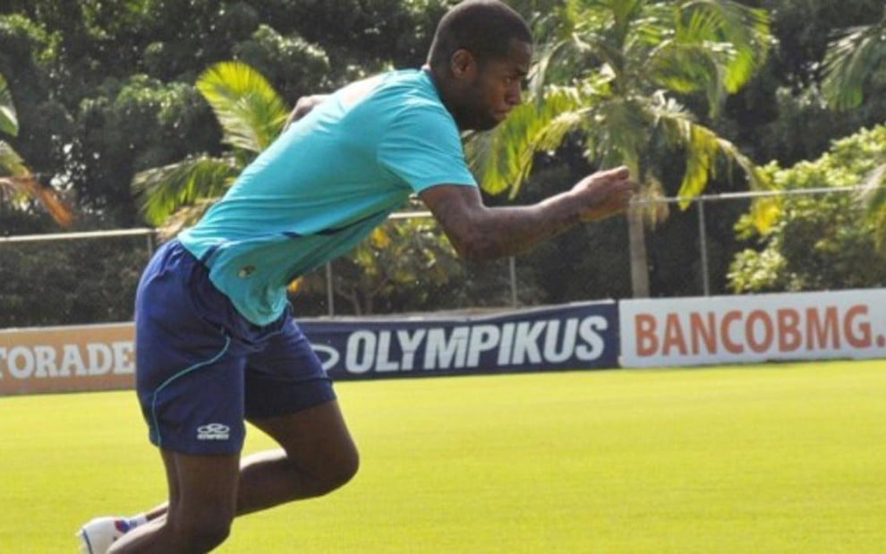 O zagueiro Dedé, do Cruzeiro, foi convocado para defender o Brasil em dois jogos no mês de outubro - Divulgação