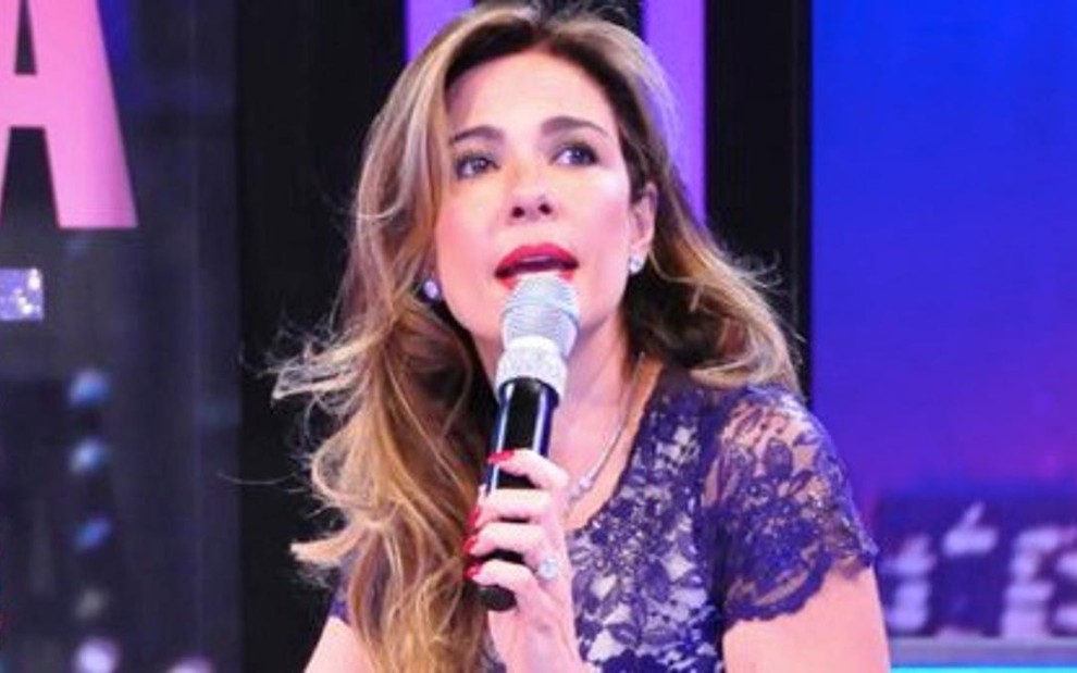 Luciana Gimenez no cenário do Luciana By Night, talk show que ela apresenta na Rede TV! - Wayne Camargo/Rede TV!