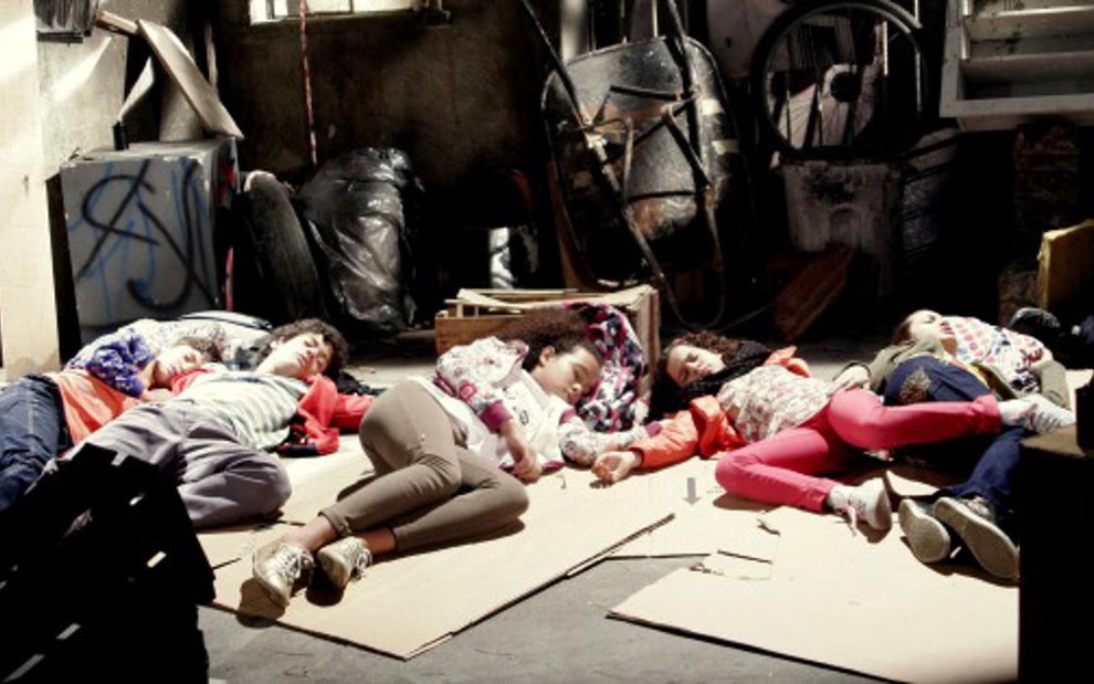 Em Chiquititas, do SBT, crianças fogem do orfanato e dormem em um porão abandonado - Lourival Ribeiro/SBT