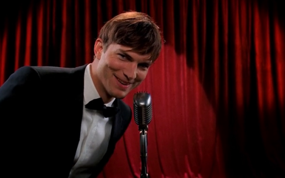 O ator Ashton Kutcher, como o personagem Walden Schmidt, em vinheta de abertura de Two and a Half Men - Reprodução/CBS
