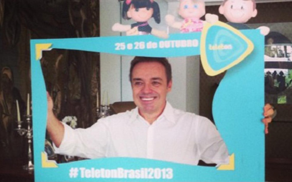 O apresentador Gugu Liberato durante gravação, hoje (22) de uma mensagem para o Teleton 2013 - Reprodução/Instagram