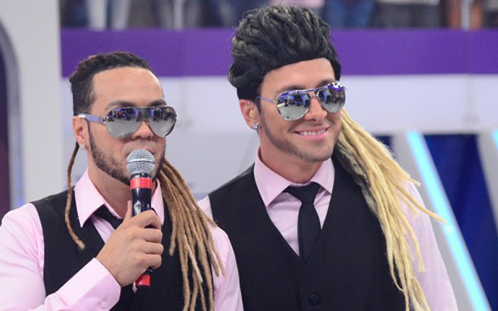 O cantor Belo e o apresentador Rodrigo Faro durante gravação do programa O Melhor do Brasil, da Record - DIVULGAÇÃO/RECORD