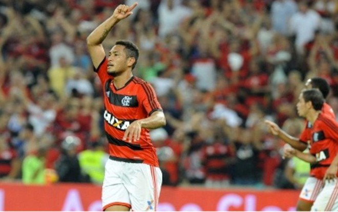 O atacante Hernane, que fez três gols para o Flamengo contra o Botafogo, jogo transmitido com atraso - Divulgação/Flamengo