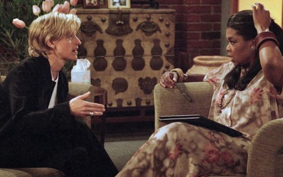 Ellen DeGeneres assume sua homessexualidade em sessão de terapia com Oprah Winfrey em Ellen (1997) - Reprodução/ABC