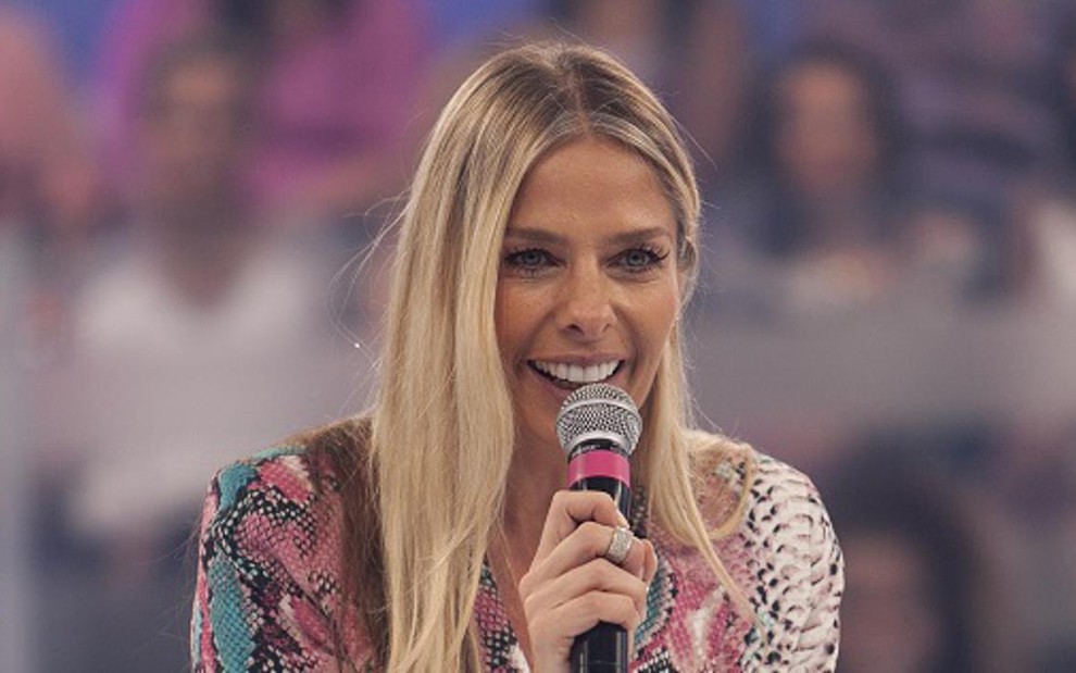 A apresentadora Adriane Galisteu durante gravação do Domingo da Gente, da Record - Edu Moraes/TV Record