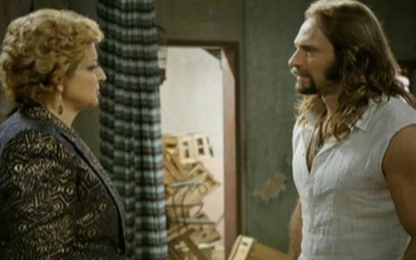 Os atores Beth Lago (Stella) e Fernando Pavão (Carlão) em cena de Pecado Mortal, novela da Record - Reprodução/TV Record