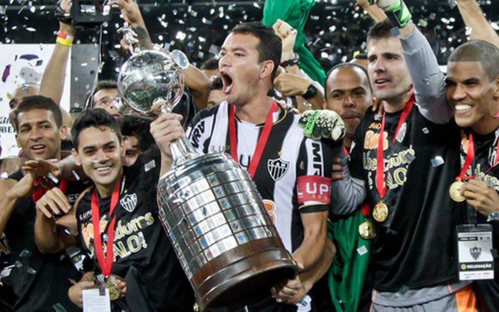 O zagueiro Réver, do Atlético-MG, levanta o troféu da Taça Libertadores da América 2013 - Bruno Cantini/Atlético-MG