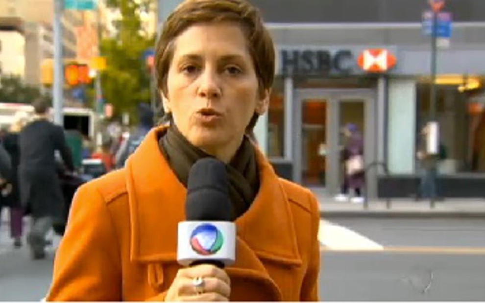 A correspondente Heloísa Villela em reportagem contra o HSBC gravada em frente a agência de Nova York - Reprodução/TV Record