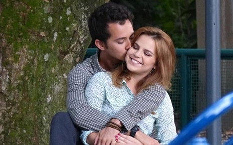 Ben (Gabriel Falcão) e Anita (Bianca Salgueiro) se abraçam em cena de Malhação, novela da Globo - Divulgação/TV Globo