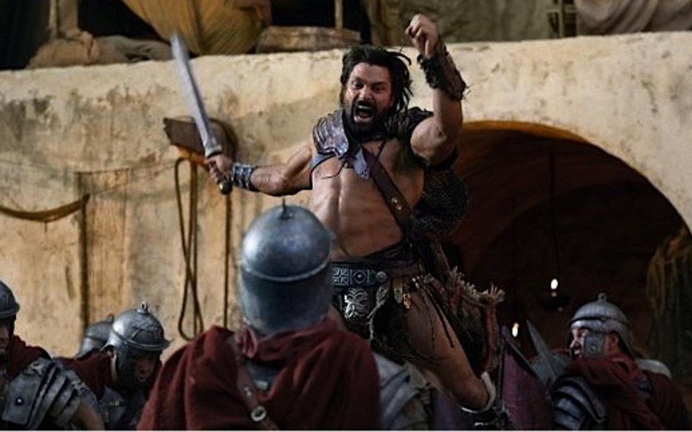 O ator Manu Bennett em cena da primeira temporada da série Spartacus, exibida pela Record - Divulgação/Starz