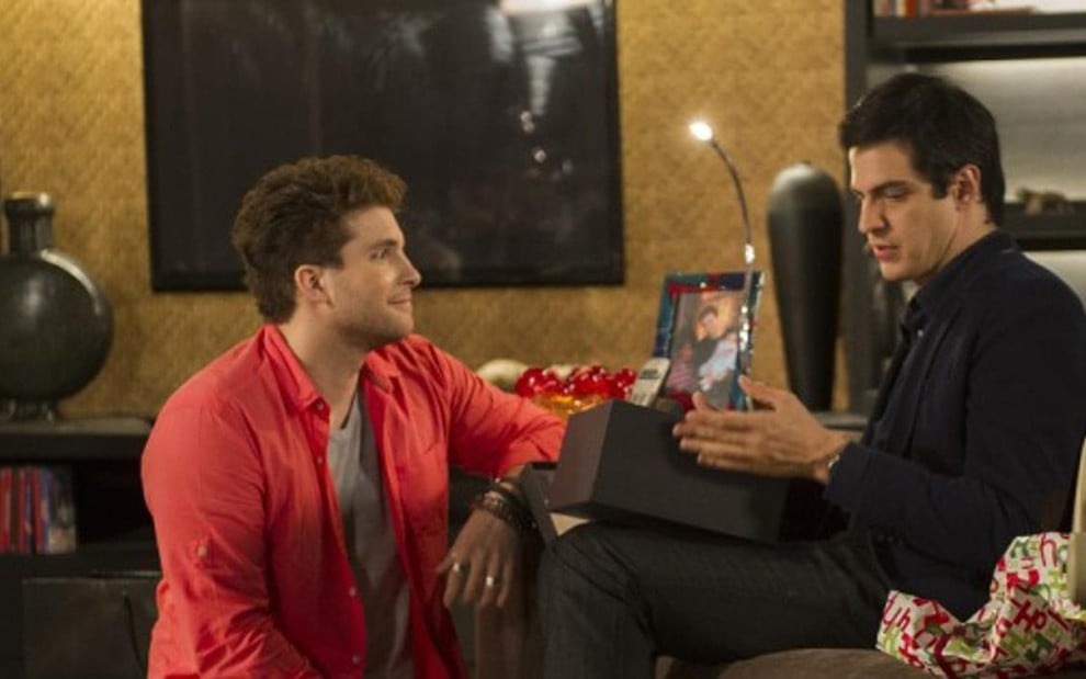 Niko (Thiago Fragoso) e Félix (Mateus Solano) em cena da novela Amor à Vida, da Globo - ESTEVAM AVELLAR/TV GLOBO