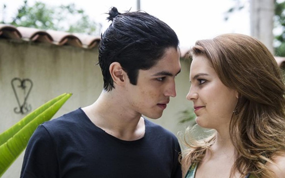 Antônio (Gabriel Leone) e Anita (Bianca Salgueiro) em cena de Malhação, novela da Globo - Cynthia Salles/TV Globo