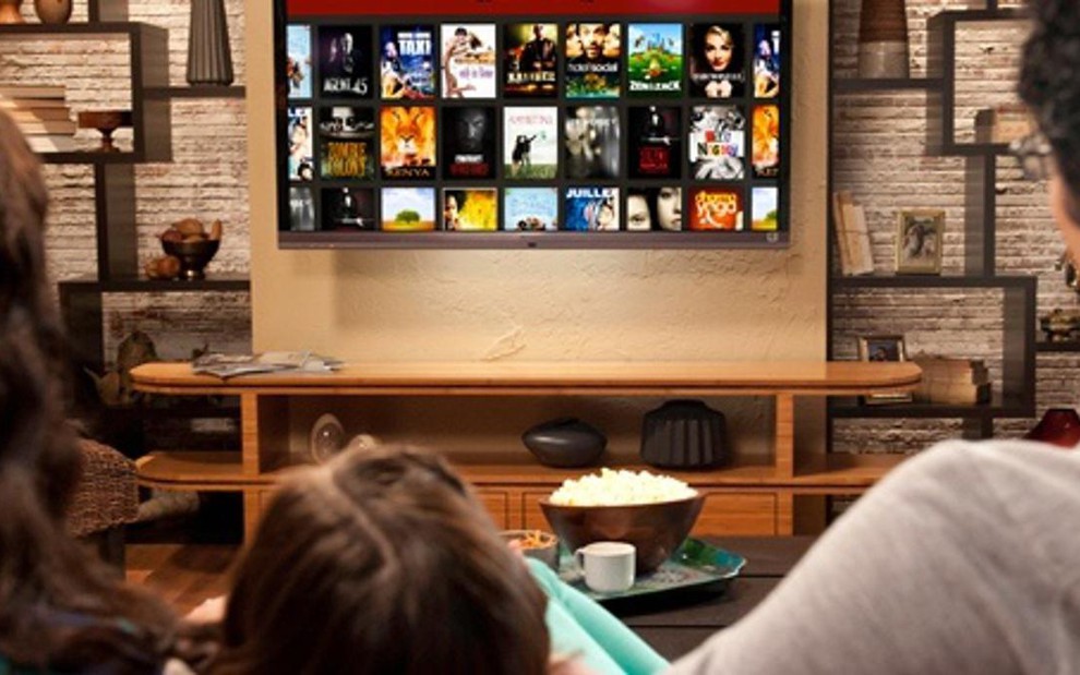 Família assiste à Netflix; é possível ver filmes da internet na TV convencional - Reprodução