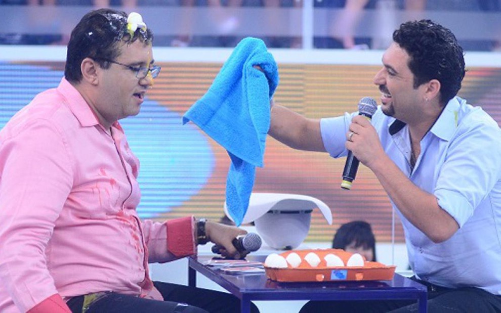 Geraldo Luís toma ovada do sertanejo Edson no Domingo da Gente veiculado em novembro pela Record - Antonio Chahestian/TV Record