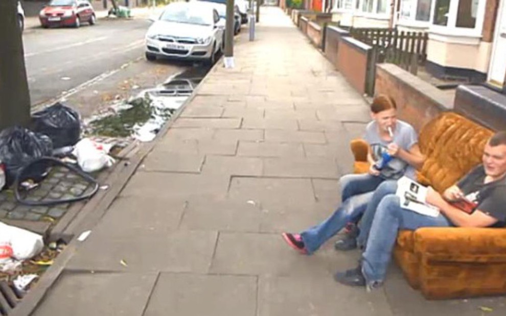 Moradores da rua James Turner, em Birmingham; ambos são personagens do reality show Benefits Street - Reprodução