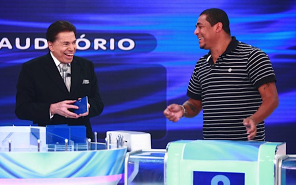 Silvio Santos com o ex-jogador Vampeta em gravação do Programa Silvio Santos do próximo domingo - Divulgação/SBT
