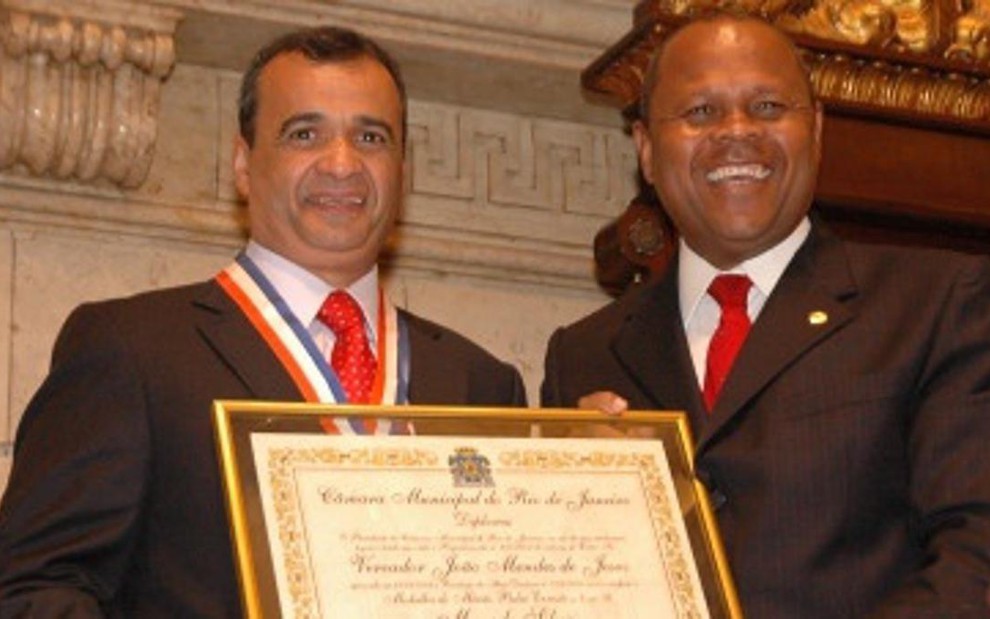 Marcelo Silva (à esquerda), vice-presidente artístico, da Record, recebe título na Câmara Municipal do Rio - Reprodução