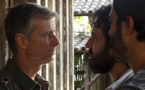 Marcello Novaes (Kléber), Caco Ciocler (André) e Thiago Rodrigues (William) em cena de Além do Horizonte - Reprodução/TV Globo